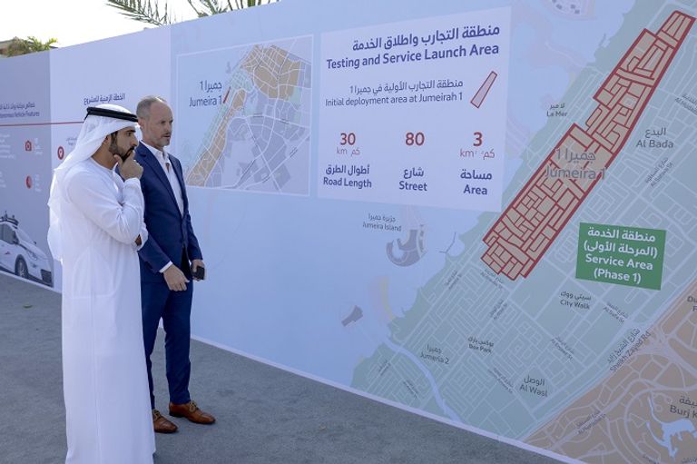 حمدان بن محمد يشهد تجربة تشغيل مركبة كروز الكهربائية ذاتية القيادة