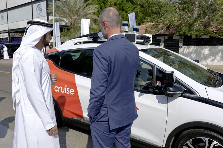 حمدان بن محمد يشهد تجربة تشغيل مركبة كروز الكهربائية ذاتية القيادة