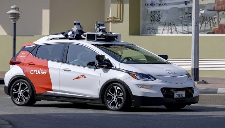 حمدان بن محمد يشهد تجربة تشغيل مركبة كروز الكهربائية ذاتية القيادة