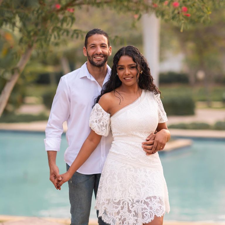 أسماء أبواليزيد رفقة خطيبها