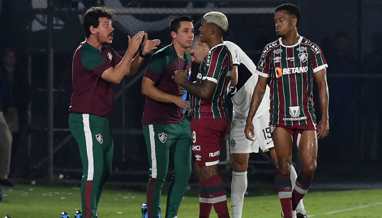 دينيز مع لاعبي فريقه فيرناندو دينيز مدرب فلومينينسي البرازيلي