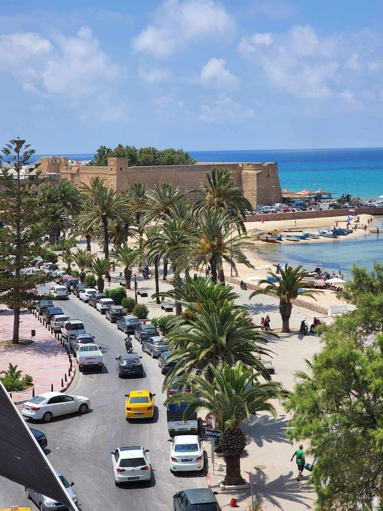مدينة الحمامات التونسية صورة لشاطئ الحمامات