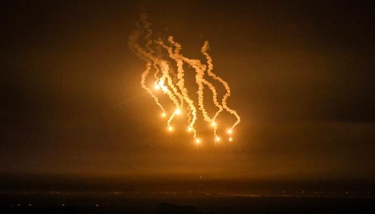 قنابل مضيئة تضيء سماء خان يونس في جنوب قطاع غزة خلال الغارات الإسرائيلية