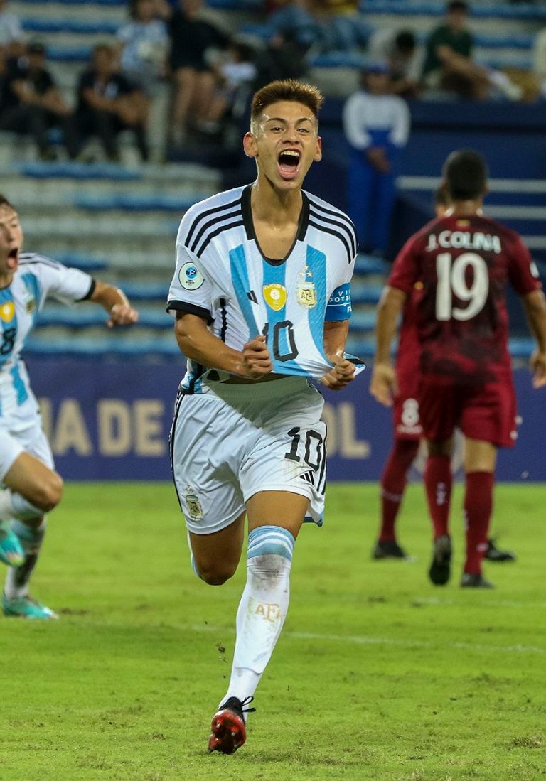 كلاوديو إتشيفيري الملقب بـ"ميسي الجديد" كلاوديو إتشيفيري وليونيل ميسي