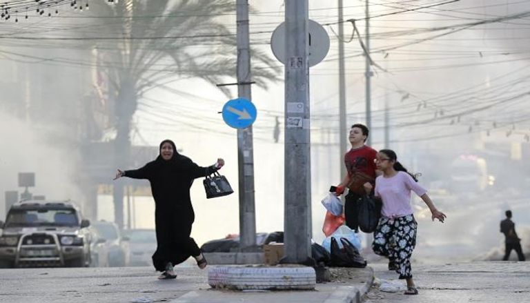 فلسطينيون يهرولون بالشوارع في أعقاب قصف إسرائيلي 