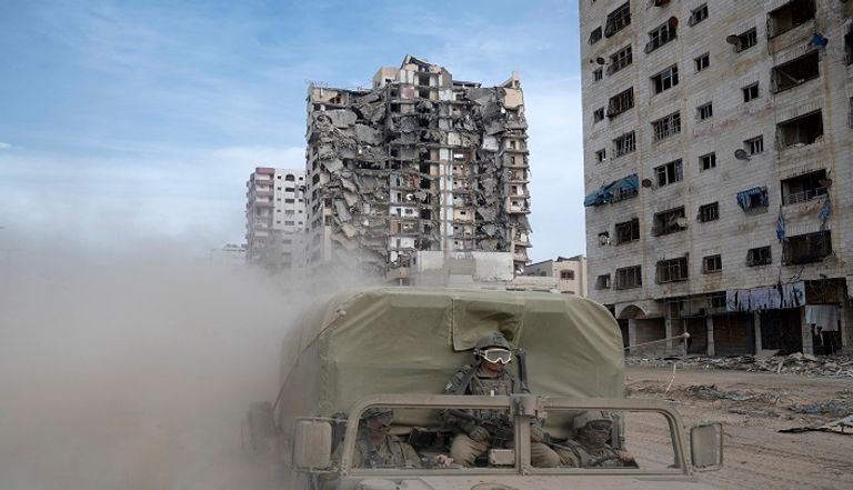 فلسطينيون يهرولون بالشوارع في أعقاب قصف إسرائيلي