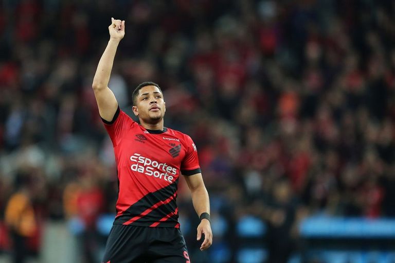 فيتور روكي لاعب برشلونة المنتظر تشافي مدرب برشلونة ولابورتا رئيس النادي