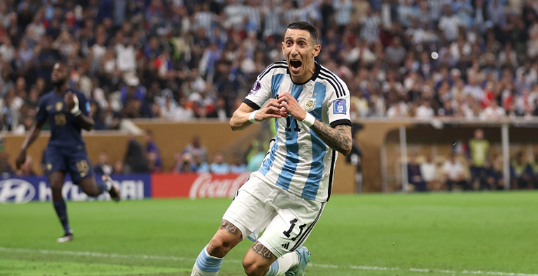 ليونيل ميسي يحمل كأس العالم