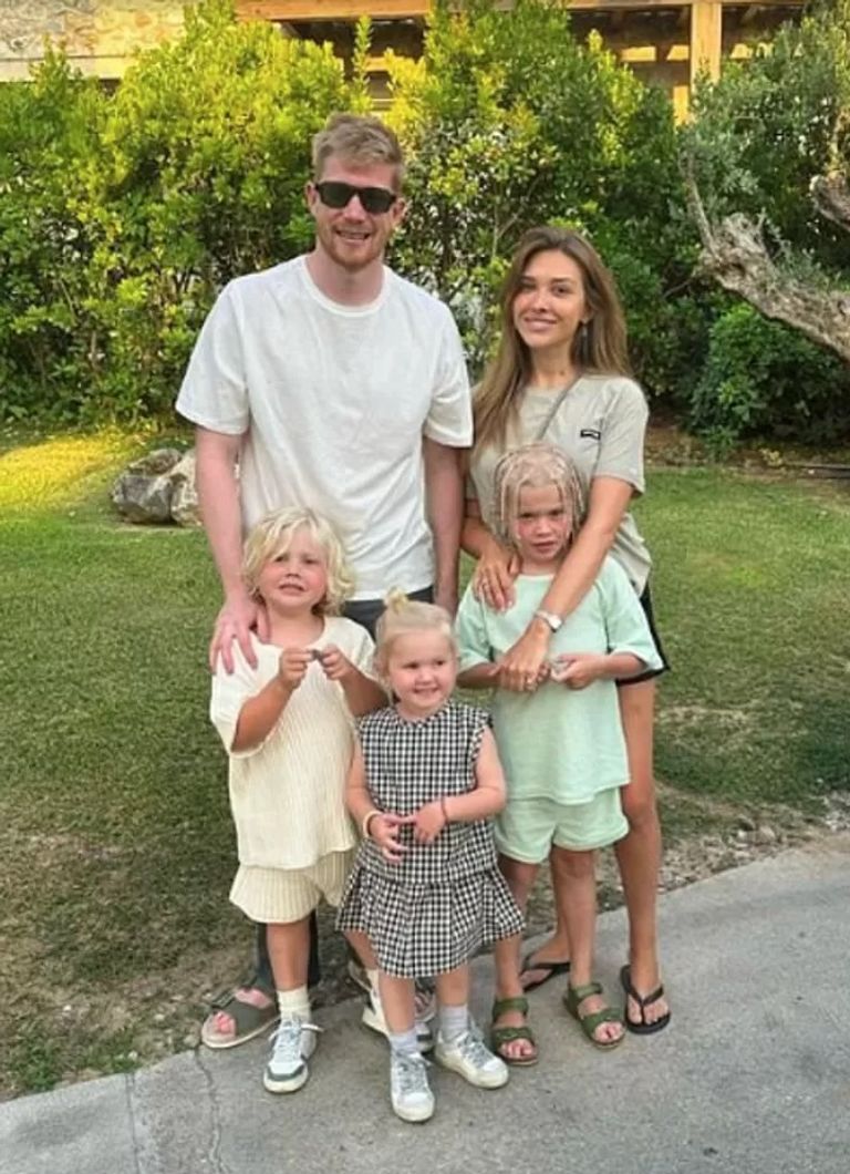 دي بروين مع عائلته كيفن دي بروين وعائلته