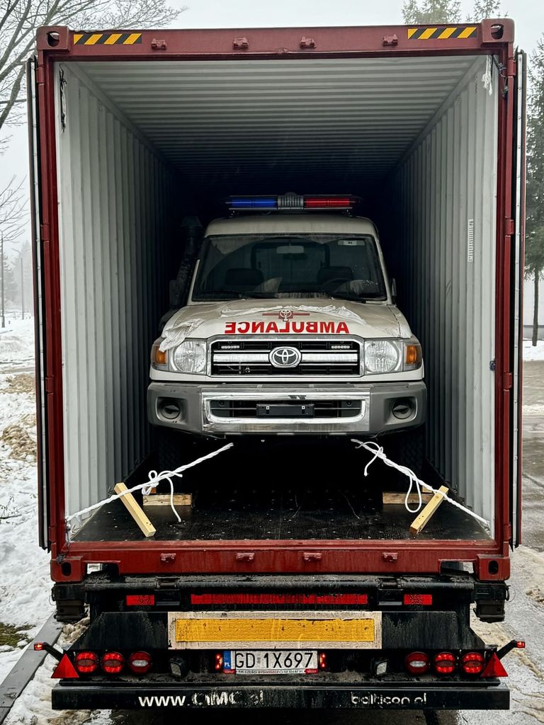 دفعة ثانية من سيارات الإسعاف - وام