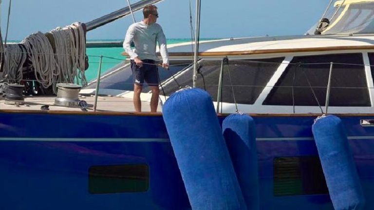 اليخت يرسو في ميناء المخا