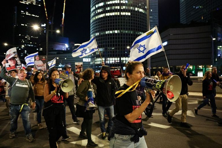 مظاهرة في تل أبيب للإفراج عن الرهائن الإسرائيليين - رويترز مظاهرة في تل أبيب للإفراج عن الرهائن الإسرائيليين - رويترز