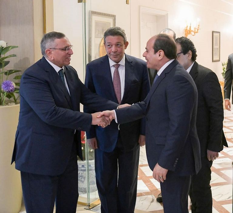السيسي يتوسط منافسيه الثلاثة ورئيس حملته الانتخابية