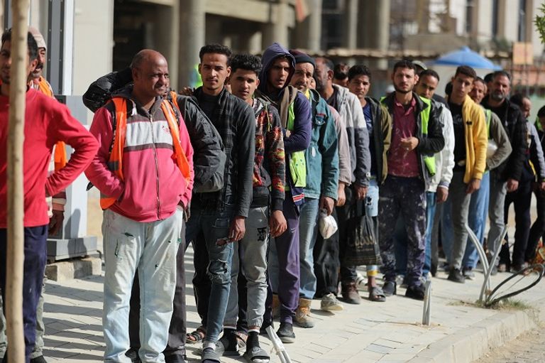 ناخبون خارج إحدى اللجان الانتخابية بمصر