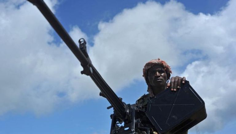 جندي صومالي يحمل مدفعًا رشاشًا في قاعدة سانجوني العسكرية