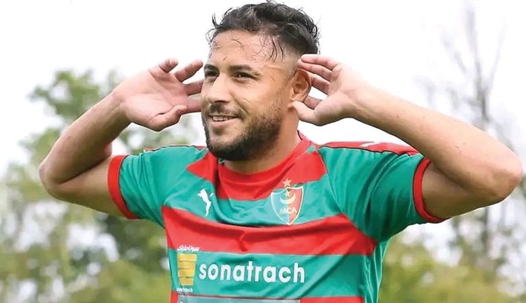 يوسف بلايلي نجم منتخب الجزائر 