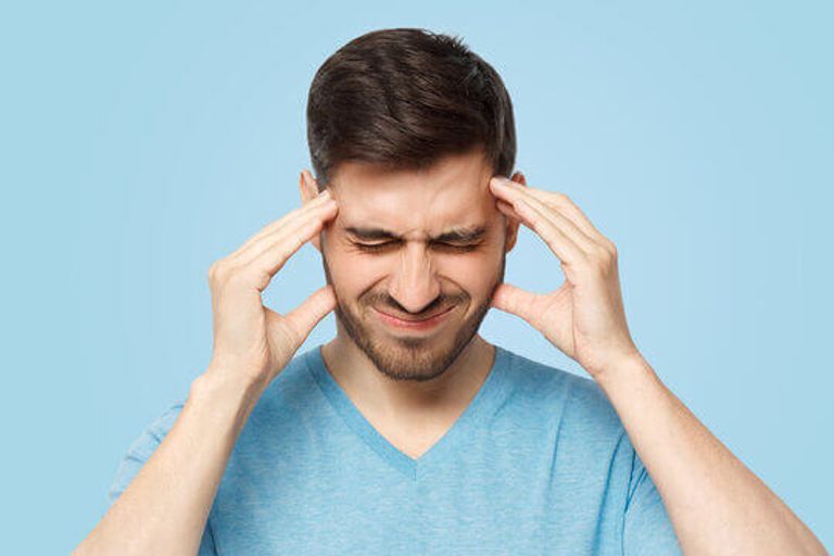 الفئات الأكثر عرضة للإصابة بالصداع النصفي مصاب بنوبة صداع نصفي