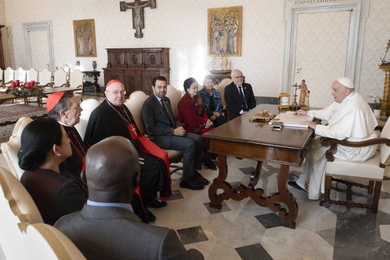 البابا فرنسيس يجتمع بلجنة تحكيم جائزة زايد للأخوة الإنسانية 