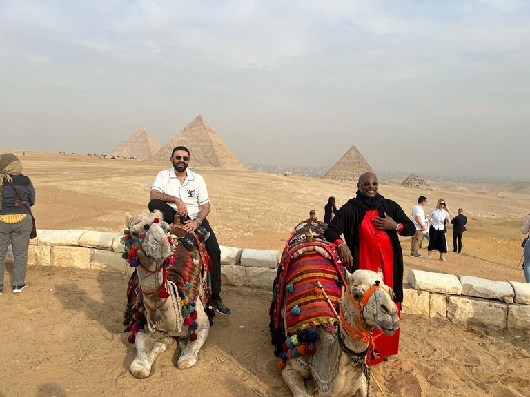 تيريس جيبسون ومحمد كريم أمام الأهرامات