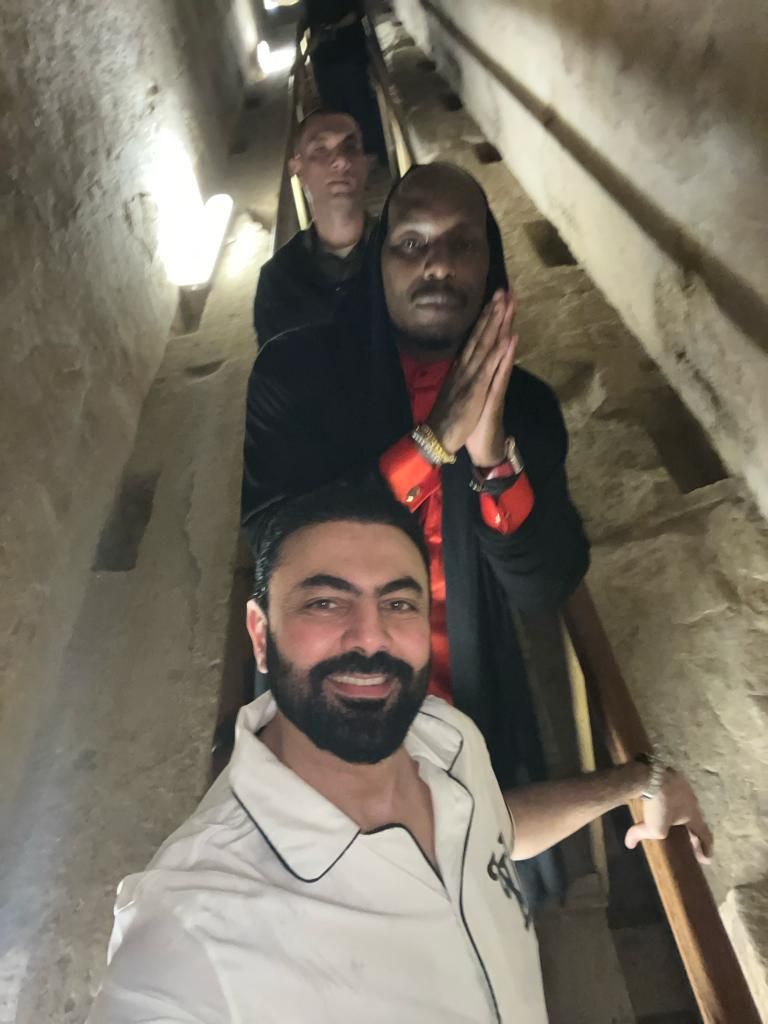 تيريس جيبسون ومحمد كريم أمام الأهرامات