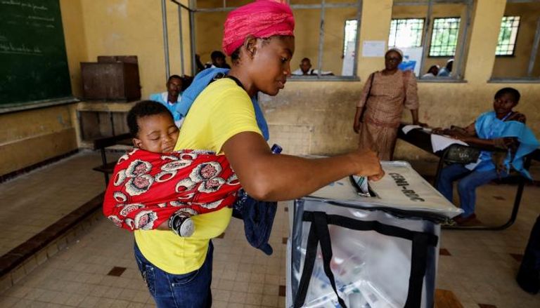 سيدة تدلي بصوتها في انتخابات الكونغو الديمقراطية