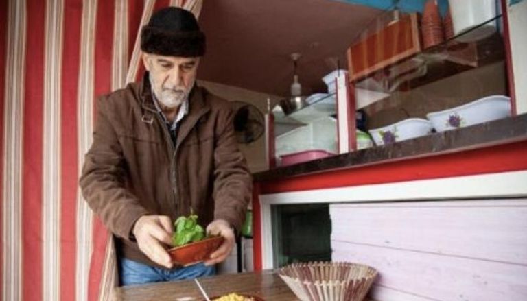 اللبناني حسين مرتضى بمطعمه في بلدة كفركلا الحدودية