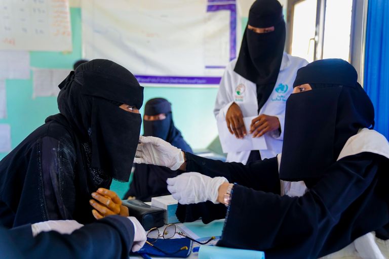 «العين الإخبارية» ترصد جهود الإمارات لعلاج فقراء اليمن