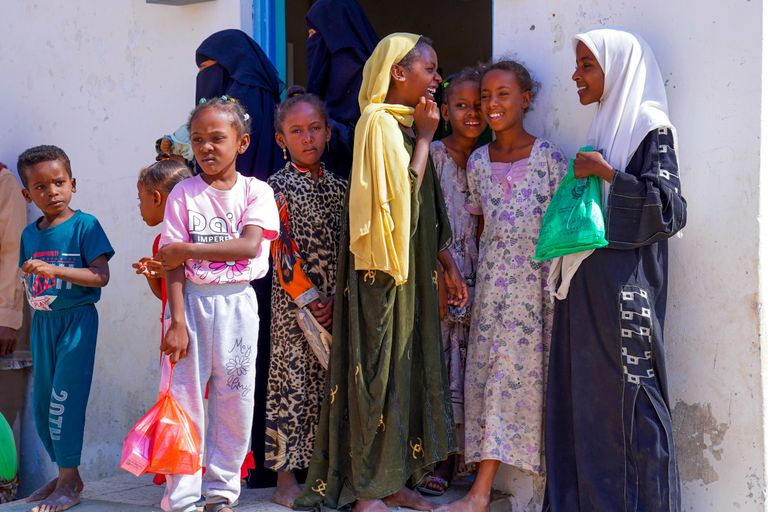 «العين الإخبارية» ترصد جهود الإمارات لعلاج فقراء اليمن