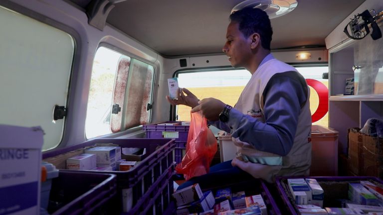 «العين الإخبارية» ترصد جهود الإمارات لعلاج فقراء اليمن