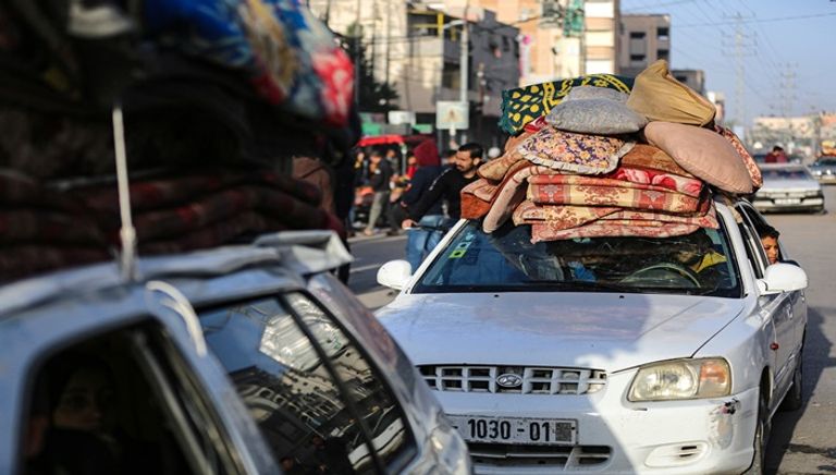سكان غزة ينزحون إلى أماكن بعيدة عن القصف الإسرائيلي