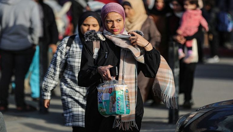 سكان غزة ينزحون إلى أماكن بعيدة عن القصف الإسرائيلي