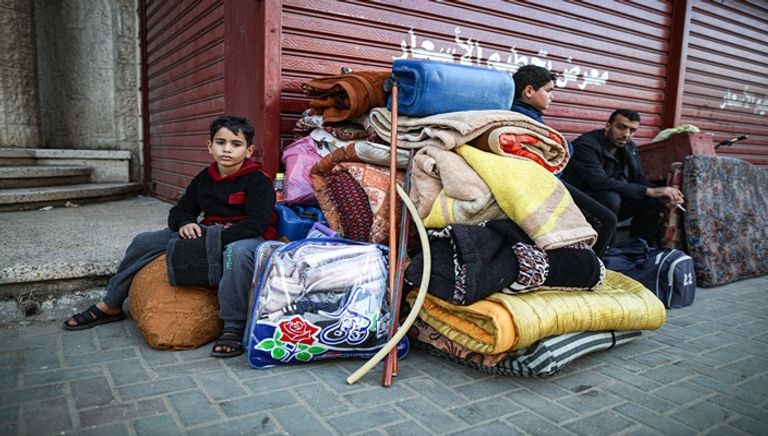 سكان غزة ينزحون إلى أماكن بعيدة عن القصف الإسرائيلي