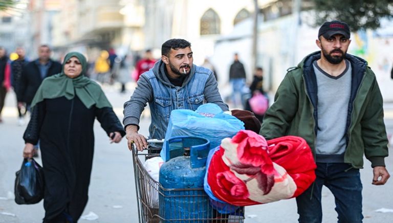 سكان غزة ينزحون إلى أماكن بعيدة عن القصف الإسرائيلي