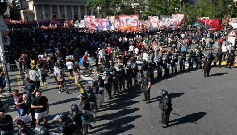 شرطة مكافحة الشغب بالأرجنتين تقف للحراسة مع وصول المتظاهرين لساحة بلازا دي مايو