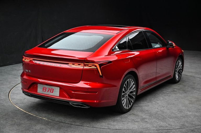 سيارة بيستون B70 موديل 2024