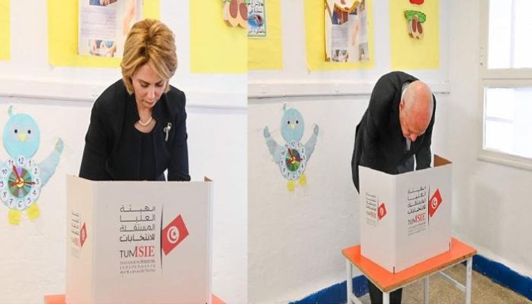 الرئيس قيس سعيد وقرينته أثناء الإدلاء بصوتيهما بالانتخابات