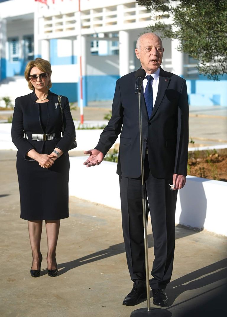 الرئيس قيس سعيد وقرينته أثناء الإدلاء بصوتيهما بالانتخابات