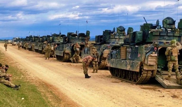 اللواء 47 بالجيش الأوكراني مزود بمركبات برادلي الأمريكية التي تم تسليمها حديثًا ذخائر مدفعية طراز 155 ملم ومدفع 777