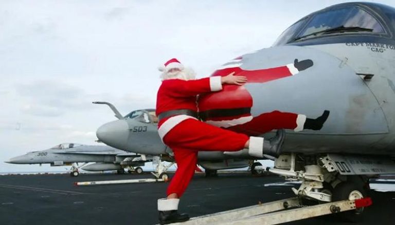 سانتا كلوز أمام طائرة من طائرات الجيش الأمريكي