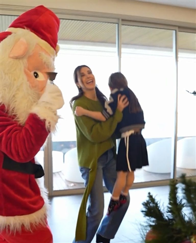 نانسي عجرم وبناتها يحتفلن بأعياد الميلاد