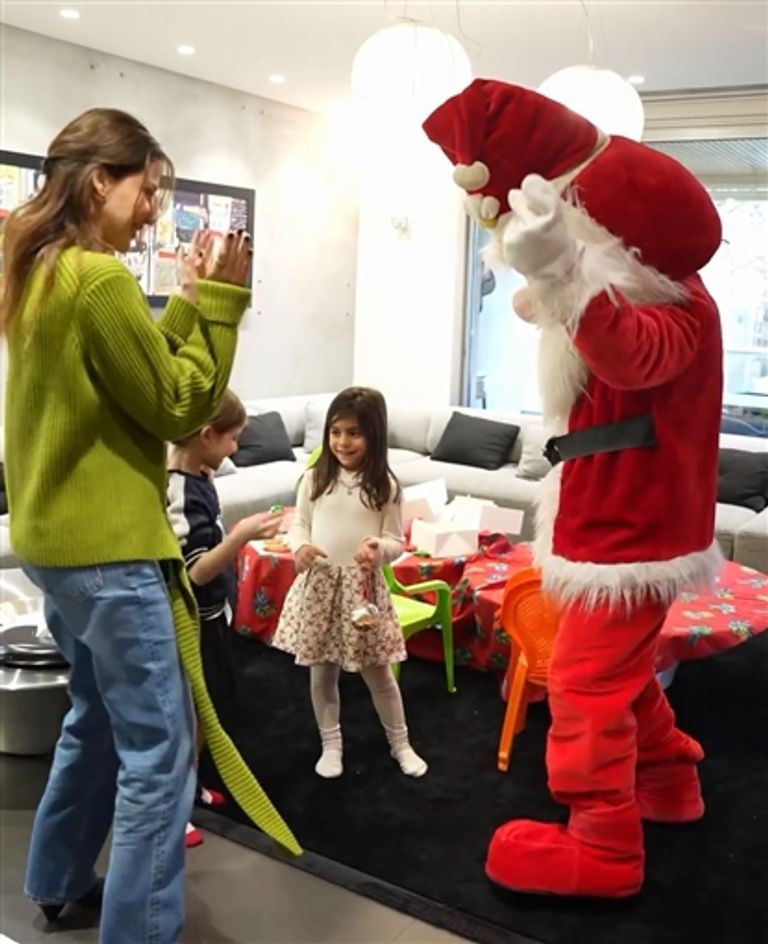 نانسي عجرم وبناتها يحتفلن بأعياد الميلاد