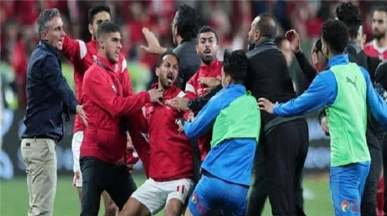 إمام عاشور لاعب وسط الأهلي المصري