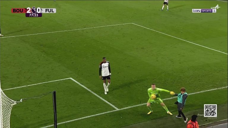 الطفل حامل الكرات في مباراة بورنموث وفولهام