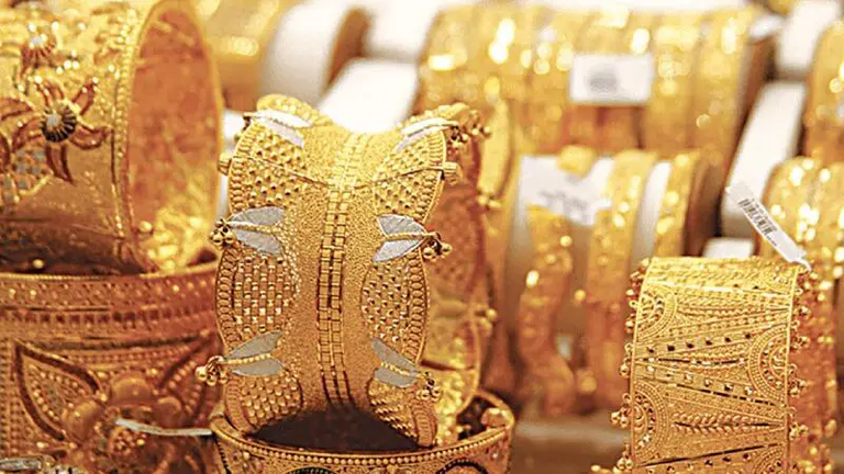 سبائك ذهبية ودولارات