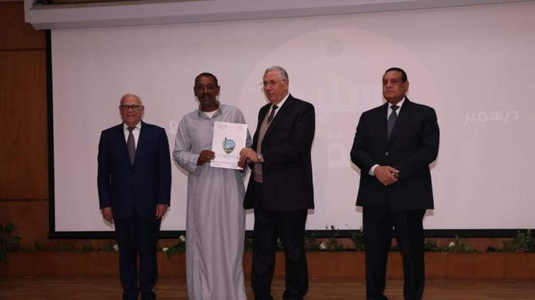 تسليم عقود مؤمنة للمزارعين في