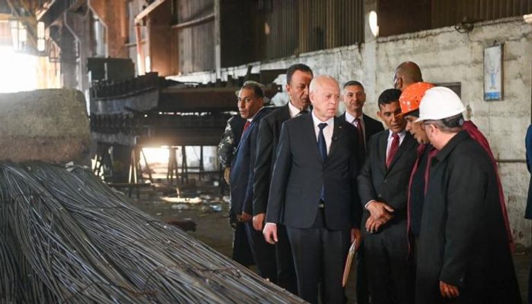 الرئيس التونسي قيس سعيد في مصنع فولاذ