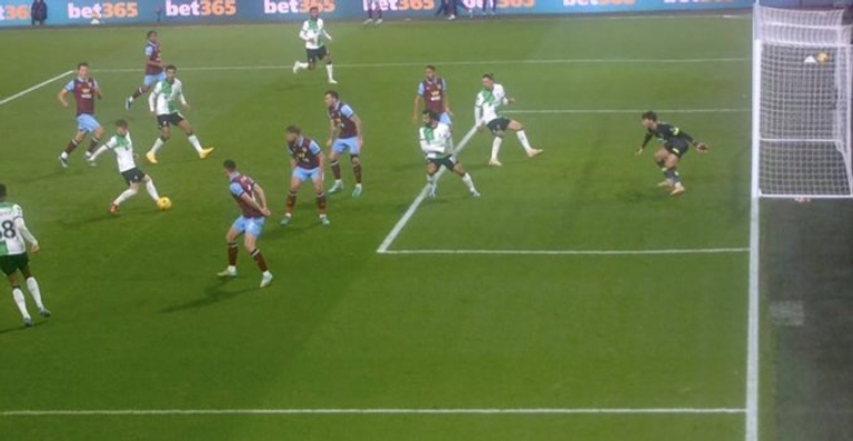 إلغاء هدف إليوت في مرمى بيرنلي