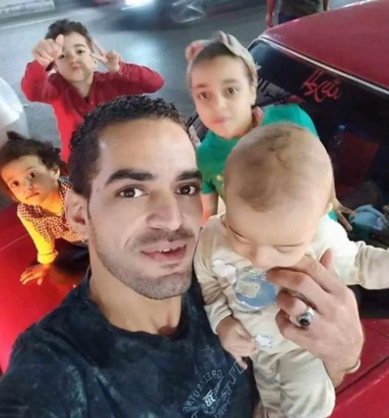 الأب مع أبنائه الأربعة سيارات إسعاف - أرشيفية