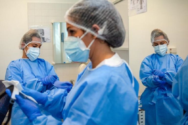 مختص يجري اختبارات معملية