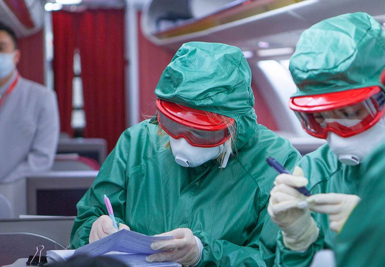 مختص يجري اختبارات معملية